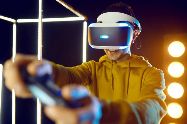 Hombre Juega Juego Utilizando Casco Realidad Virtual Gamepad Cubo Luminoso — Foto de Stock