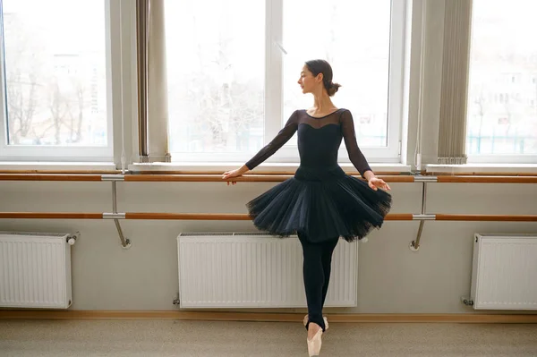 バレリーナは授業中は授業中に運動をする バレエトレーニング 背景のダンススタジオのインテリア エレガントな女性ダンサー 美しい優雅 — ストック写真