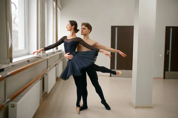 Vrouwelijke Mannelijke Balletdansers Dansen Barre Ballerina Met Partnertraining Klas Dansstudio — Stockfoto