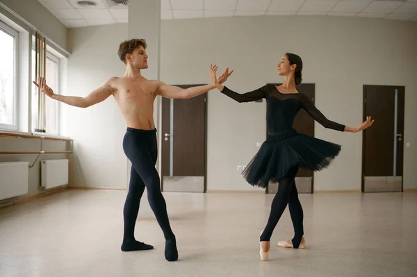 Vrouwelijke Mannelijke Balletdansers Dansen Barre Ballerina Met Partnertraining Klas Dansstudio — Stockfoto