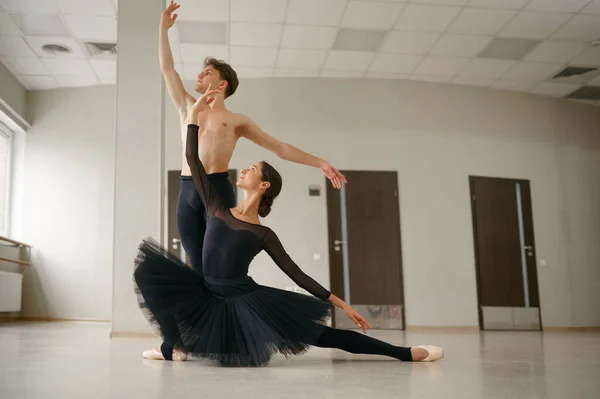 Perempuan Dan Penari Balet Laki Laki Dalam Aksi Ballerina Dengan — Stok Foto