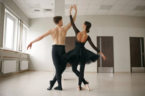 Kvinnliga Och Manliga Balettdansare Som Dansar Aktion Ballerina Med Partner — Stockfoto