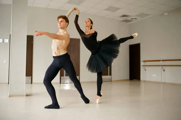 女性と男性のバレエダンサーが活躍中 バレリーナクラスでのパートナートレーニングと ダンススタジオ — ストック写真