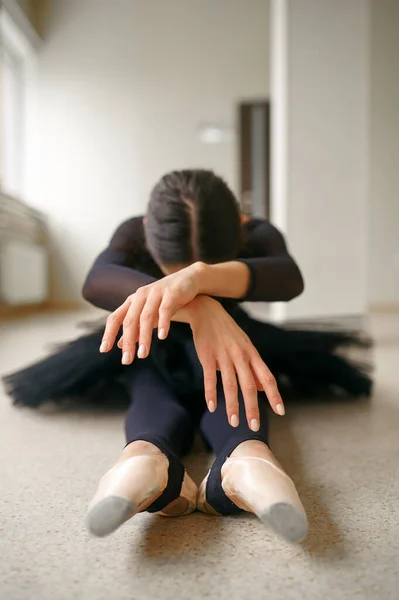 Bailarina Sentada Chão Sala Aula Vista Frontal Treinamento Balé Estúdio — Fotografia de Stock