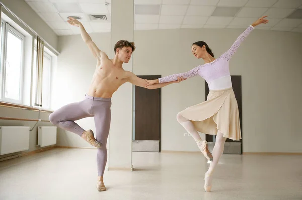 Pár Baletek Vystoupení Akci Ballerina Partnerským Tréninkem Třídě Taneční Studio — Stock fotografie