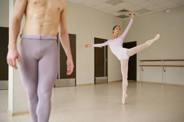 Een Paar Balletdansers Dansherhaling Ballerina Met Partnertraining Klas Dansstudio Interieur — Stockfoto