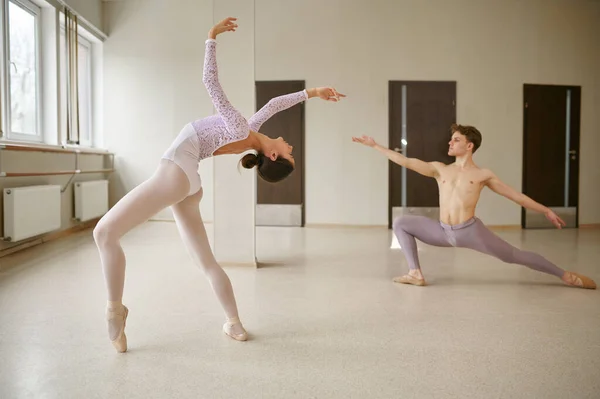 Pár Baletních Tanečnic Opakování Tance Ballerina Partnerským Tréninkem Třídě Interiér — Stock fotografie