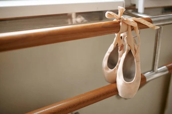 Zapato Ballet Rosa Con Cinta Colgando Barra Clase Baile Nadie — Foto de Stock