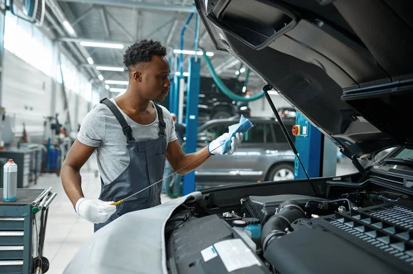 Male Mechanic Checks Oil Level Car Service Vehicle Repairing Garage — Stock Photo, Image