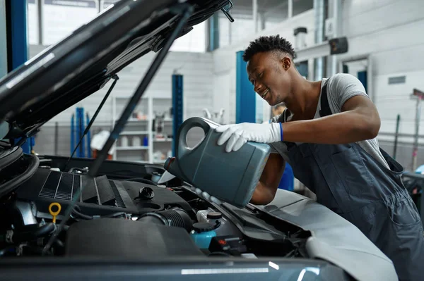 Maschio Cambia Olio Nel Motore Servizio Auto Autorimessa Riparatrice Uomo — Foto Stock