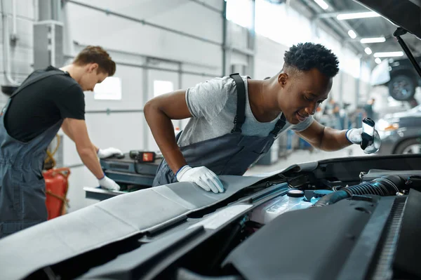 Two Male Mechanics Inspects Engine Car Service Vehicle Repairing Garage — Stock Photo, Image