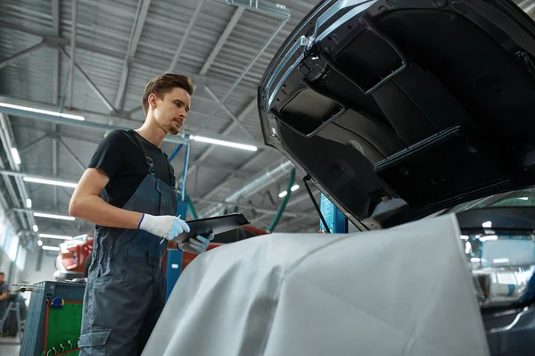 Hombre Trabajador Con Lista Verificación Encuentra Capó Servicio Coches Reparación — Foto de Stock