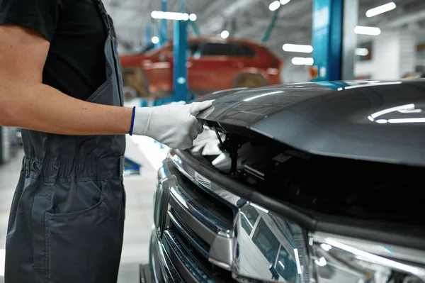 Mecánico Masculino Cierra Capó Servicio Coches Reparación Vehículos Garaje Hombre —  Fotos de Stock