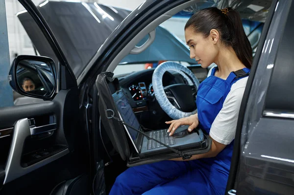 Female Mechanic Laptop Does Engine Diagnostics Car Service Professional Inspection — Stock Photo, Image