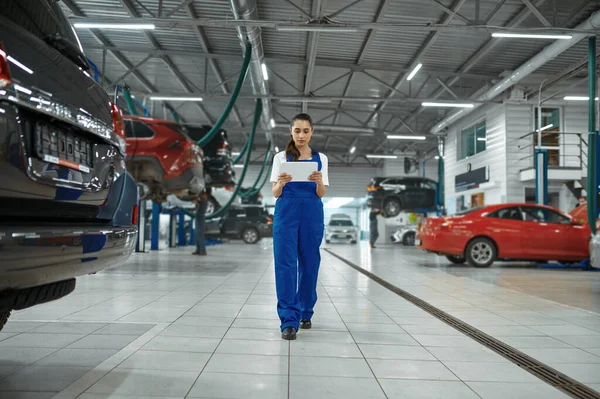 Female Mechanic Laptop Car Service Professional Diagtostic Vehicle Repairing Garage — Stock Photo, Image