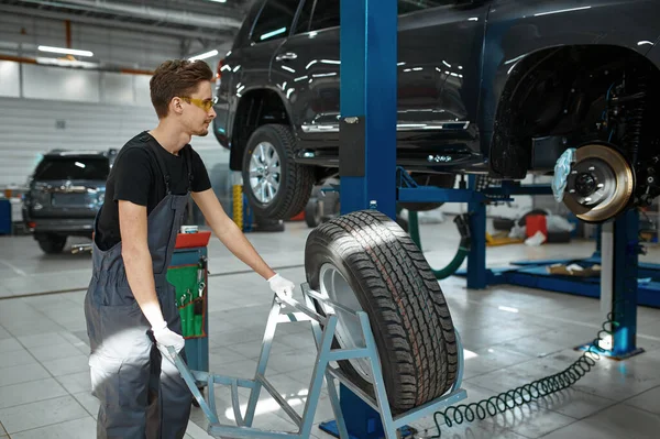 Male Mechanic Fixes Problem Wheel Car Service Vehicle Repairing Garage — Stock Photo, Image