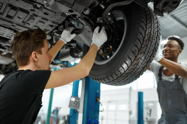 Dos Trabajadores Masculinos Arreglando Ruedas Servicio Autos Reparación Vehículos Garaje — Foto de Stock