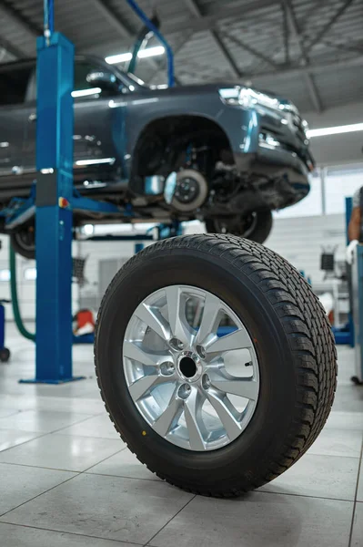 車のホイール タイヤサービスの概念は 車両修理ガレージ プロの自動車検査 自動車ステーションインテリア 高品質の部品や消耗品 — ストック写真