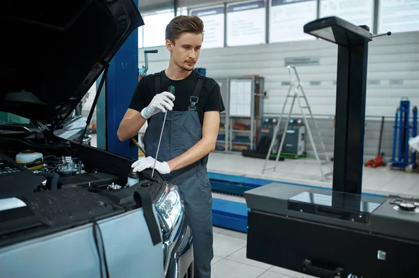 Männlicher Arbeiter Stellt Die Scheinwerfer Ein Autoservice Kfz Werkstatt Mann — Stockfoto