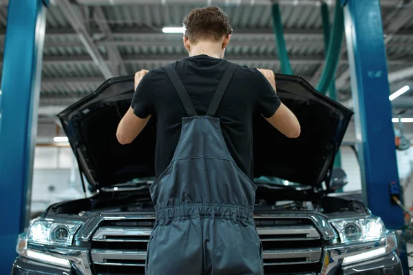 Männlicher Mechaniker Der Geöffneten Motorhaube Ansicht Von Unten Autoservice Kfz — Stockfoto