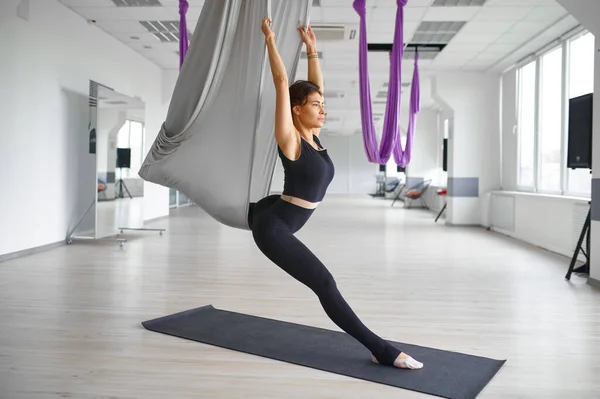 Yoga Aérien Femme Mince Sur Hamac Étirement Fitness Pilates Exercices — Photo