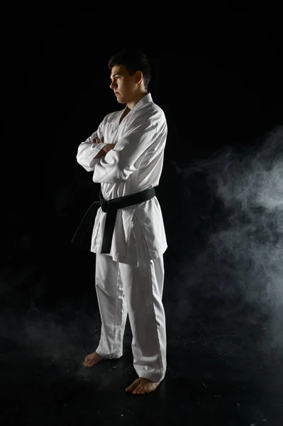 Combattente Karate Maschile Kimono Bianco Posizione Combattimento Sfondo Scuro Allenamento — Foto Stock