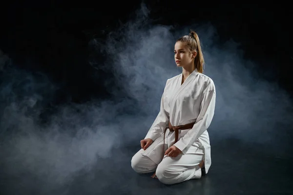 Női Karateka Edzés Fehér Kimonó Padlón Sötét Háttér Karate Harcosok — Stock Fotó