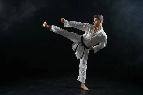 Karateka Masculino Lutador Quimono Preto Postura Combate Fundo Escuro Homem — Fotografia de Stock