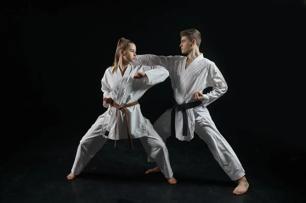 Vrouwelijke Karate Vechter Training Met Meester Witte Kimono Donkere Rokerige — Stockfoto