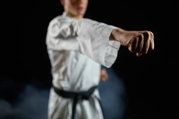 Karateka Masculino Treino Combate Quimono Branco Postura Combate Fundo Escuro — Fotografia de Stock