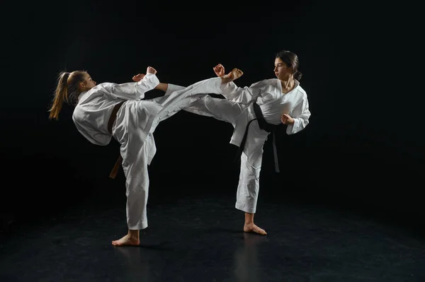 Kadın Karate Dövüşçüsü Çarpışma Halinde Beyaz Kimono Siyah Dumanlı Arka — Stok fotoğraf