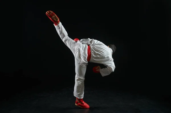 Karateka Masculino Práctica Combate Kimono Blanco Guantes Rojos Postura Combate — Foto de Stock