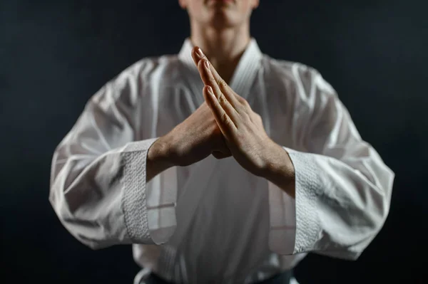 Combattente Karate Maschile Kimono Bianco Segno Benvenuto Sfondo Scuro Karateka — Foto Stock