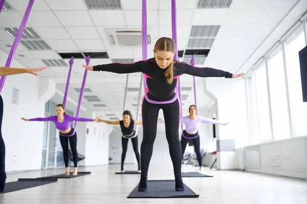 Antigravitations Yoga Aus Der Luft Gruppentraining Für Frauen Mit Hängematten — Stockfoto