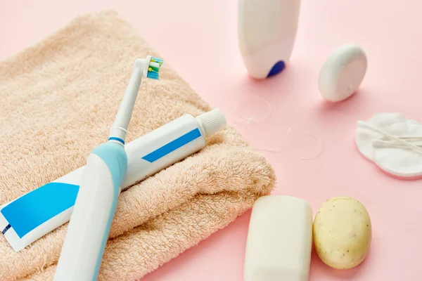 Orale Verzorgingsproducten Tandenborstel Tandpasta Tandzijde Handdoek Roze Achtergrond Niemand Begrip — Stockfoto