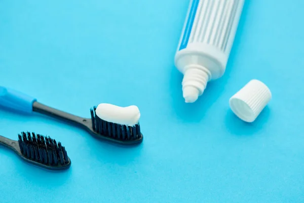 口腔保健产品蓝色背景没人上午保健程序概念 牙科护理 牙刷和牙膏 — 图库照片