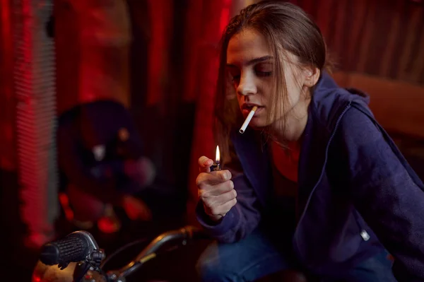 Drugverslaafde Vrouw Rookt Een Sigaret Den Junkie Man Ontwenning Achtergrond — Stockfoto