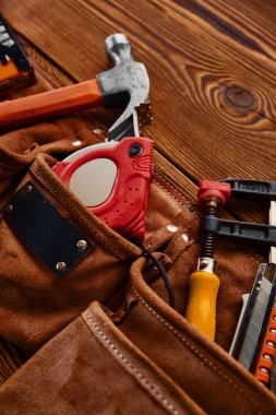 Çekiç, zımba ve tornavida, mezura ve demir testeresi tahta arka planda, hiç kimse. Profesyonel enstrüman, marangoz ekipmanı, bağlanma, tıkırdatma ve düzüşme araçları