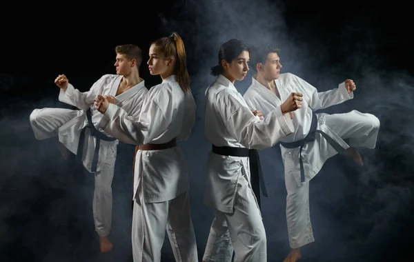 Négy Karate Harcos Fehér Kimonóban Csoportos Kiképzés Sötét Füstös Háttér — Stock Fotó