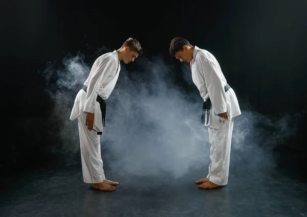Beyaz Kimonolu Iki Erkek Karateka Dövüş Koyu Arkaplan Antrenman Yapan — Stok fotoğraf