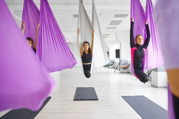 Fly Yoga Weibliches Gruppentraining Hängematten Hängen Fitness Pilates Und Tanzübungen — Stockfoto