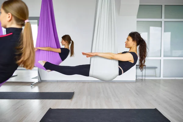 Yoga Antigravité Aérien Entraînement Groupe Féminin Accroché Des Hamacs Fitness — Photo