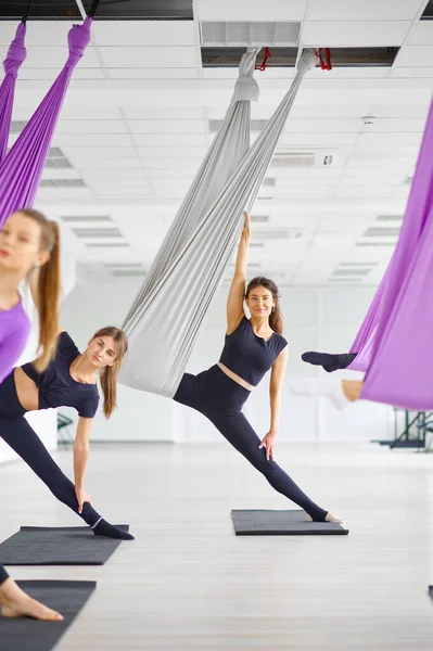 Clase Yoga Con Mosca Entrenamiento Grupo Femenino Colgando Hamacas Fitness —  Fotos de Stock