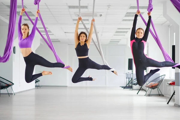 Studio Yoga Aérien Entraînement Groupe Féminin Accroché Des Hamacs Fitness — Photo