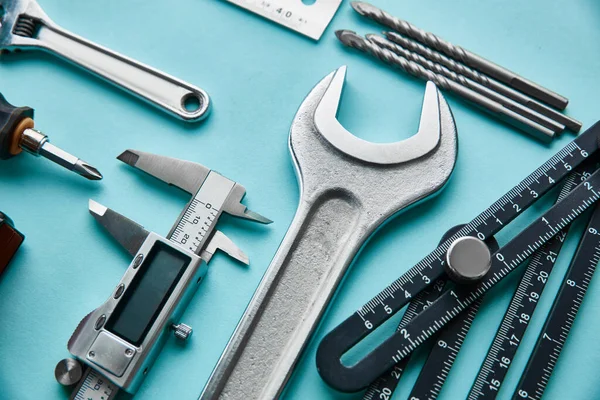 Professionelles Werkstattinstrument Messwerkzeuge Blauer Hintergrund Niemand Zimmermanns Bau Oder Holzarbeiterausrüstung — Stockfoto