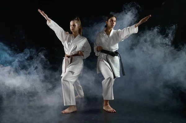 Női Karatekas Fehér Kimonóban Harci Pozíció Akció Közben Sötét Háttér — Stock Fotó