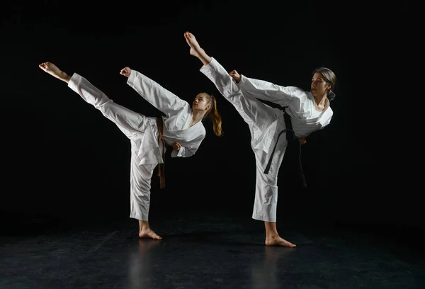 Női Karatekas Fehér Kimonóban Harci Pozíció Akció Közben Sötét Háttér — Stock Fotó