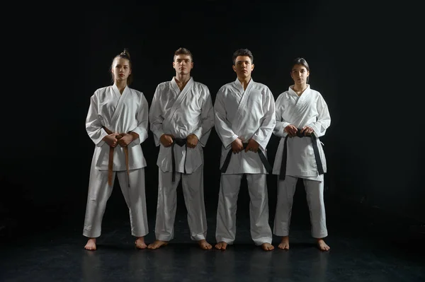 Négy Karateka Fehér Kimonóban Csoportos Kiképzés Sötét Háttér Karate Harcosok — Stock Fotó