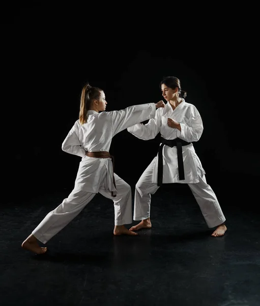 Twee Vrouwelijke Karateka Witte Kimono Aanval Actie Donkere Achtergrond Karate — Stockfoto