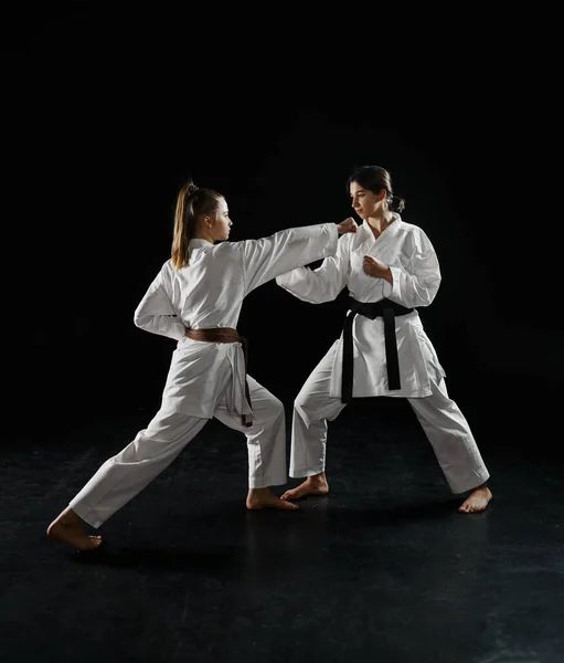 Deux Karatékas Féminines Kimono Blanc Frappent Action Fond Sombre Combattants — Photo